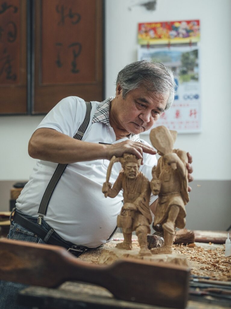鹿港木雕藝師李秉圭。(圖/工藝中心提供)
