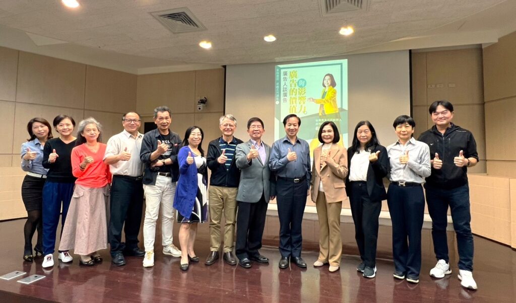 東海大學校長張國恩(右五)與校內師長出席莊淑芬(右四)演講。（圖/東海大學提供）