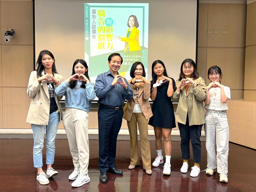 莊淑芬(右四)到東海大學演講，並和現場學妹開心合影。（圖/東海大學提供）