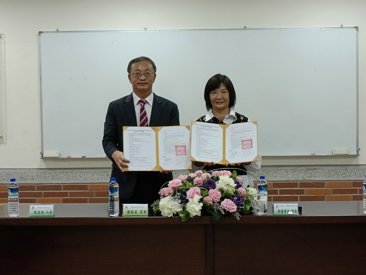 吳鳳科大蔡校長宏榮(左)、正德防火公司郭董事長貴蓉(右)簽約儀式