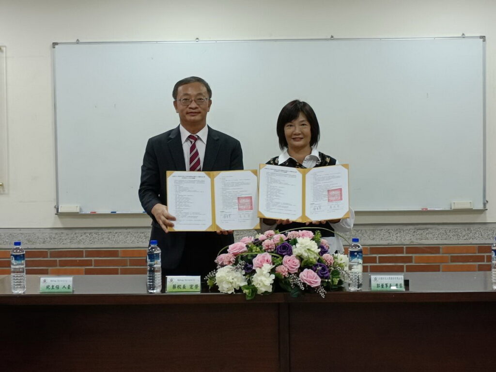 吳鳳科大蔡校長宏榮(左)、正德防火公司郭董事長貴蓉(右)簽約儀式
