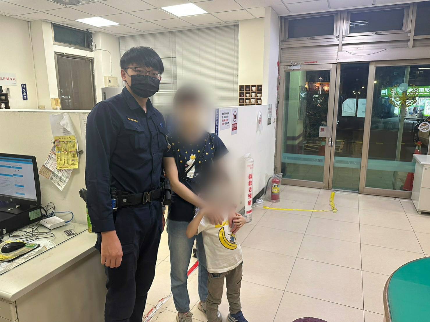 警員林義凱細心安撫男童情緒並提供零食耐心地詢問男童。(記者徐煜勝翻攝)