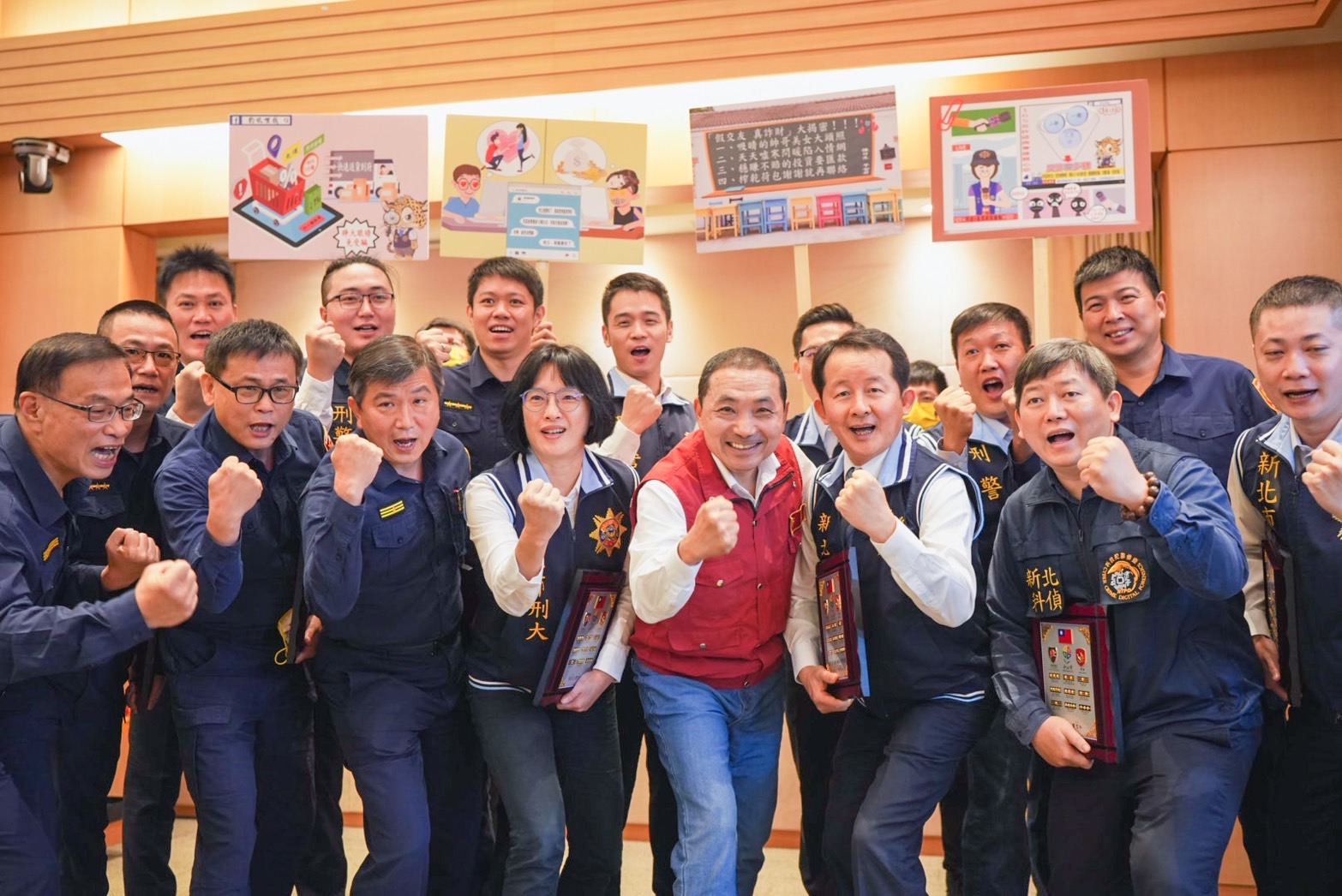 新北市長侯友宜頒贈階級章獎牌，表揚偵破本案有功的淡水分局長黃南山及刑警大隊長蕭瑞豪等17人。（記者楊國域翻攝）