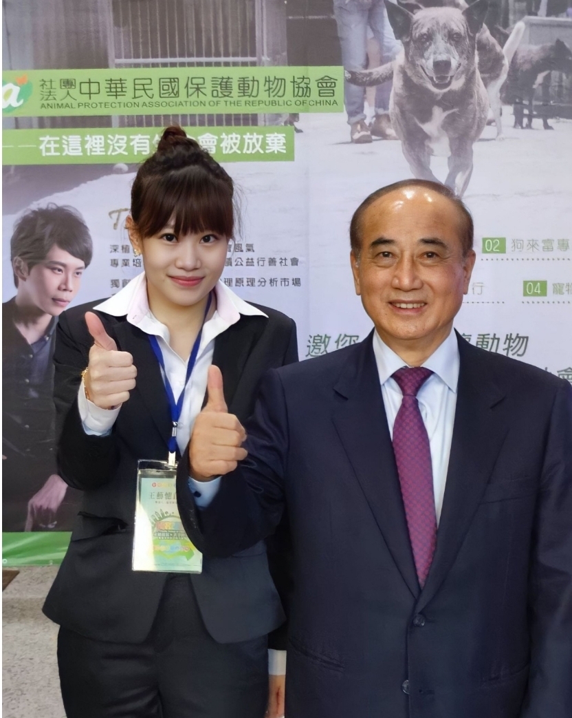 前立法院長王金平(圖右)與鍹采健康公益學苑創辦人王藝憓(圖左),於頒獎會場合影。(記者李慕妍翻攝)