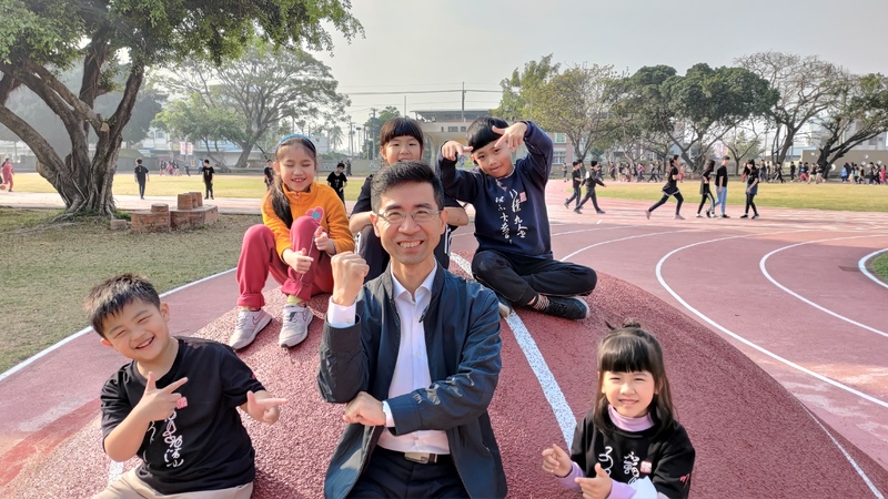 漾新聞|高雄市明宗國小冰淇淋跑道重生啟用0與8創意造型吸睛
