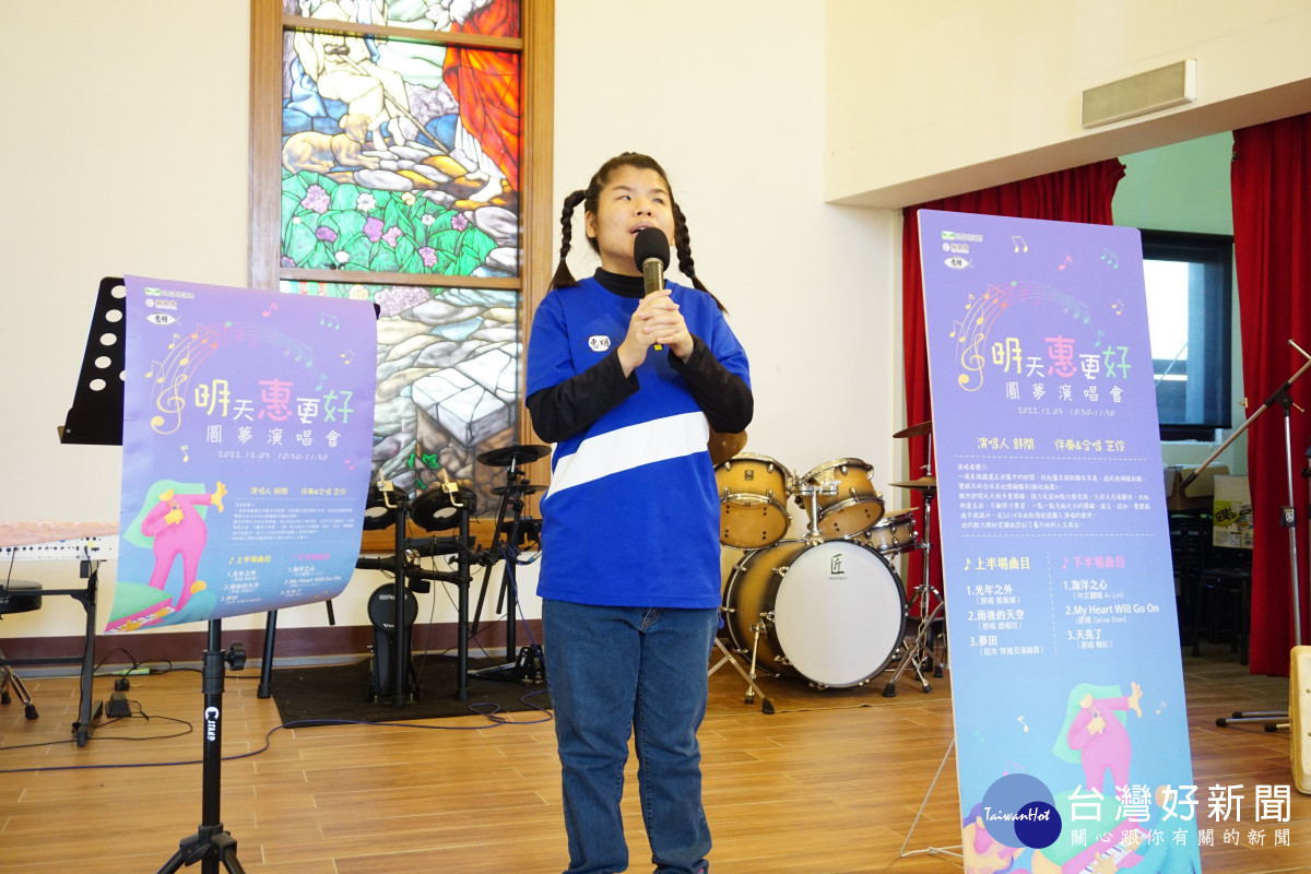 許舒閔展現歌唱天賦,歌聲柔美具穿透力。