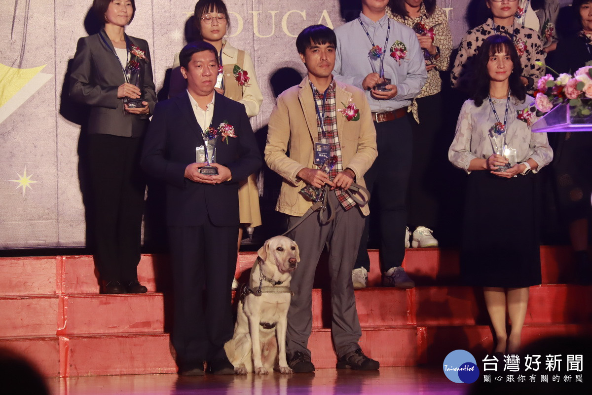 兩位視障老師都是學生的心靈導師。(記者扶小萍攝)