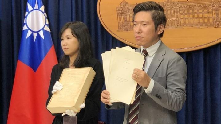 圖為2019年總統府秀出蔡英文總統在倫敦大學博士論文原稿。翻攝畫面