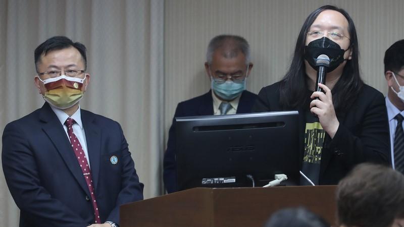 NCC主委陳耀祥(左)赴立院答詢。中央社