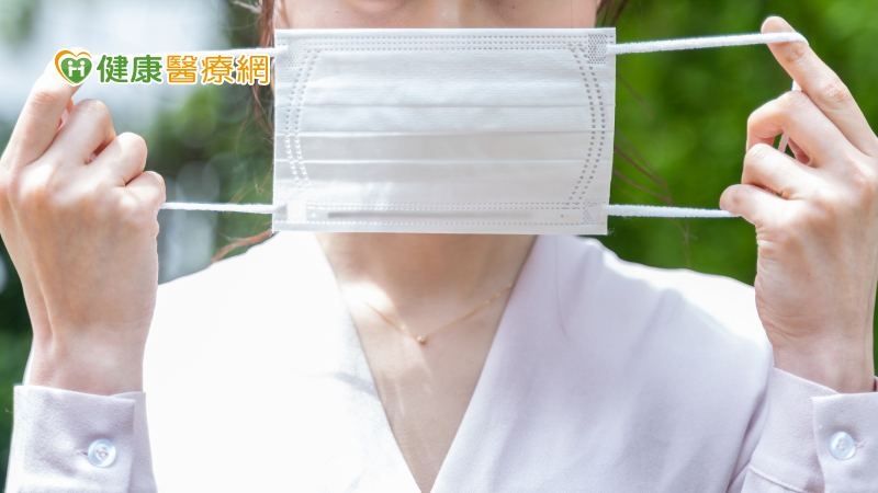 今日起口罩禁令鬆綁 室內室外如何區別?哪些情形可脫罩?指揮中心這樣回答
