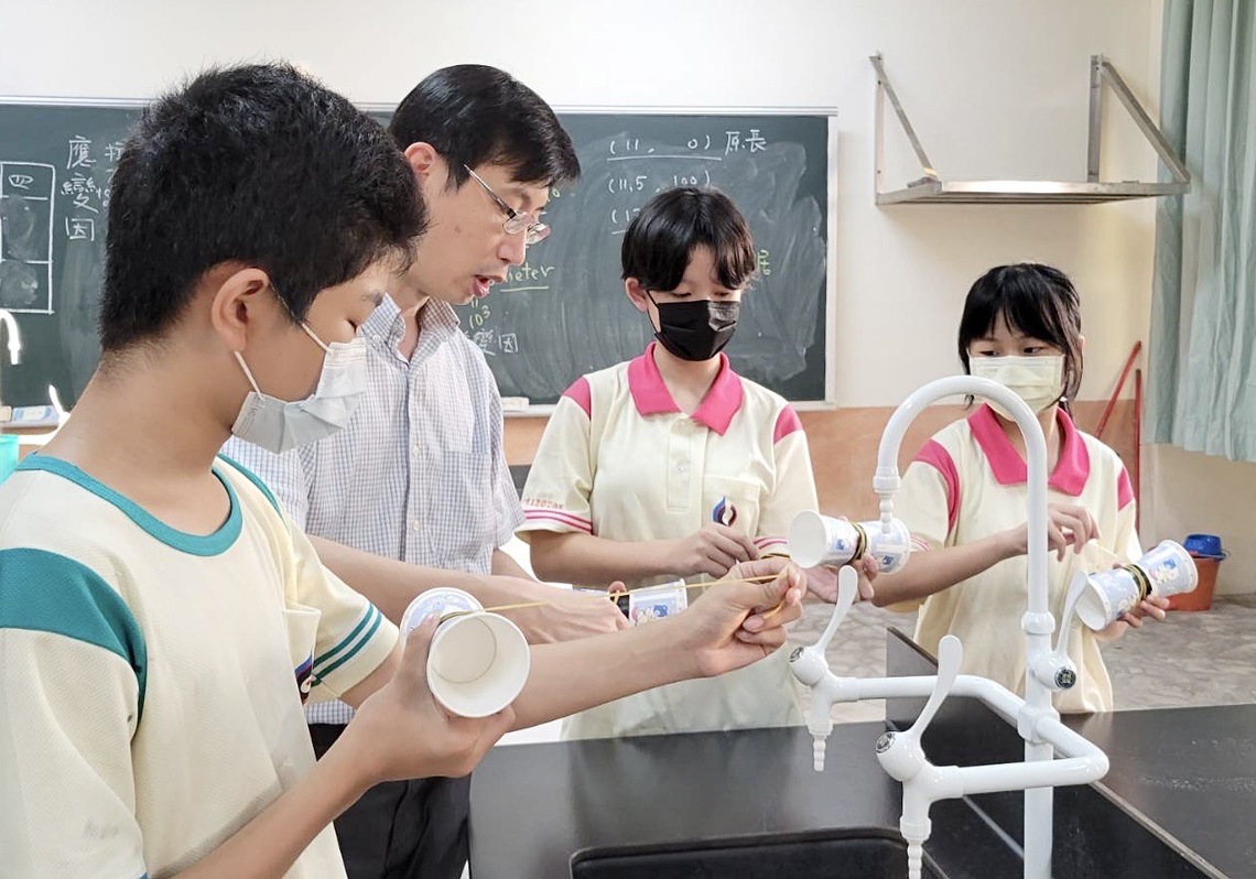 讓學生愛說英語,愛上科學 蚵寮國中攜手高雄大學開設雙語科學課程/波新聞