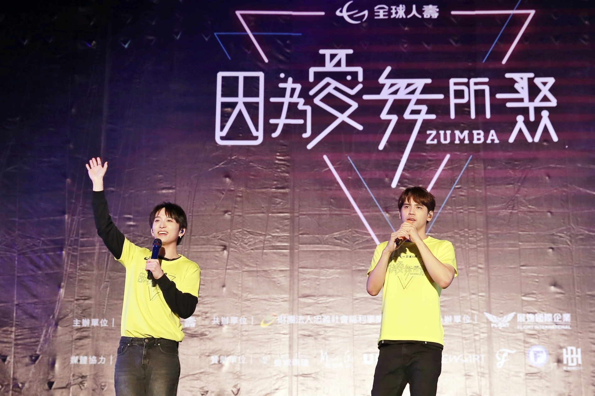 《體壇》全球人壽「因為愛 舞所聚ZUMBA」千人齊跳做公益 九澤CP熱情開唱