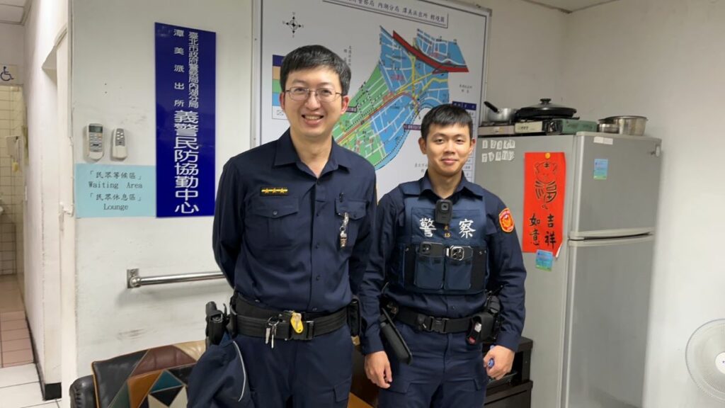 內湖分局潭美派出所警員謝曜任(左)、林群晏(右)。
