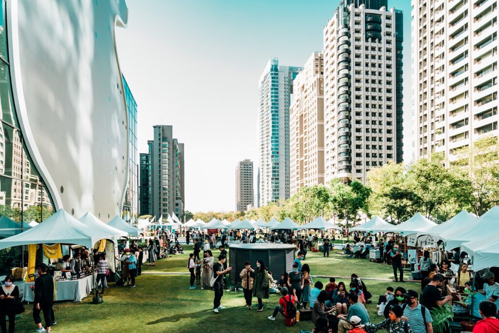 2019年與2020,年歌劇院於四號門戶外草坪舉辦島作市集,吸引許多民眾前往參與。(圖/歌劇院提供攝影:陳建豪)