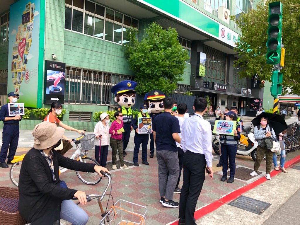 圖：大安波麗士至信義路與建國南路口宣導科技執法將於12月1日啟用。