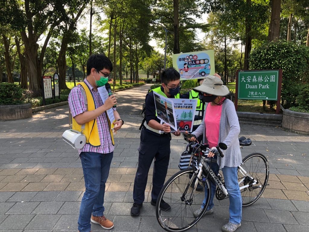 圖：民眾專心聆聽科技執法取締項目及地點。