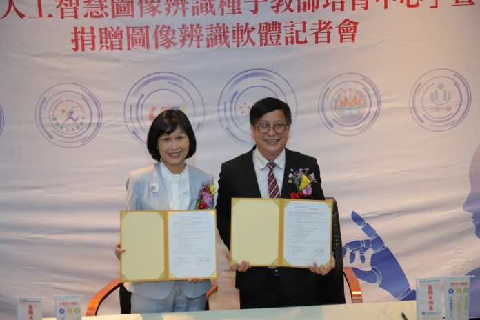 圖說城市科大校長馮美瑜與智泰科技董事長許志青簽定產學合作意向書