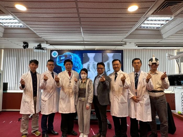 台中榮總結合擴增實境眼鏡及術中導航定位技術的高難度脊椎側彎矯正手術