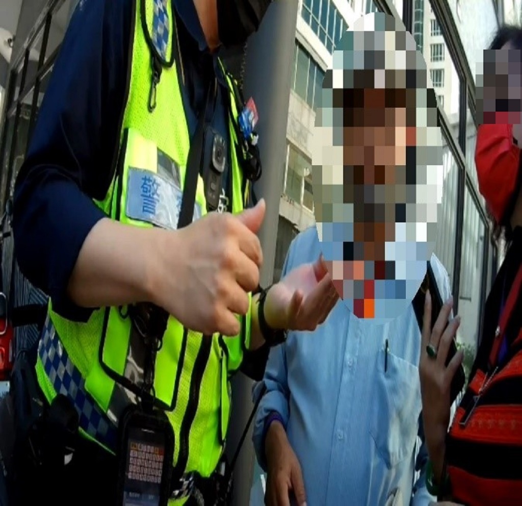 臺中市政府警察局第二分局日前成功阻詐,保住民眾老本深獲肯定。(記者林㤈輝翻攝)