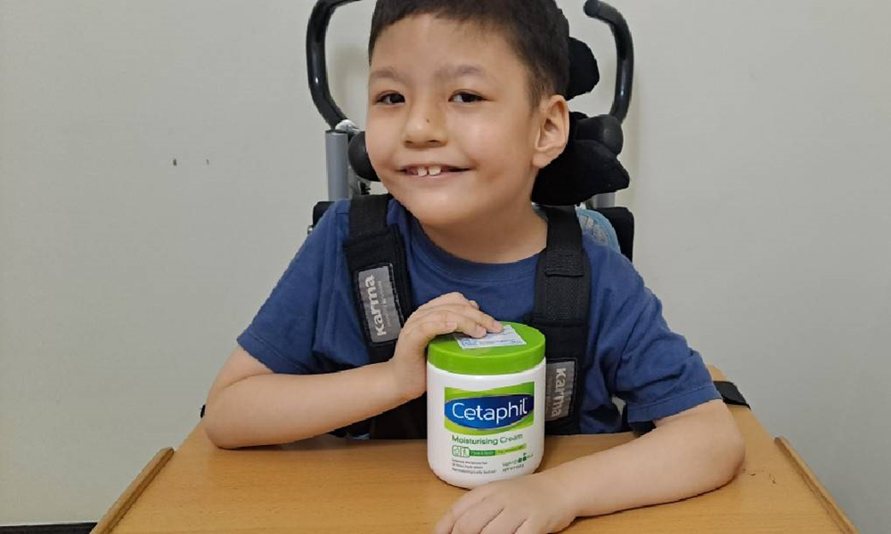小胖威利症的秉桓今年剛上小學,家人細心照料積極復健,現在活動力已經較以前改善許多。(圖/罕見疾病基金會)