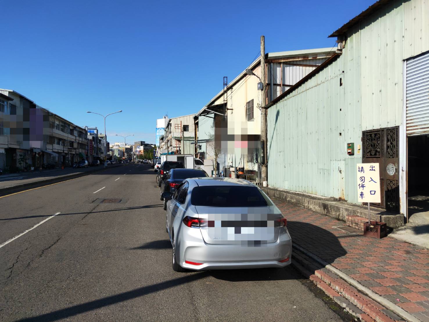 中市警太平分局新平派出所接獲報案日前男子前往台中市太平區馬卡龍公園遊玩,遭持人棍棒,大聲咆哮不讓停車。(圖/記者謝榮浤翻攝)