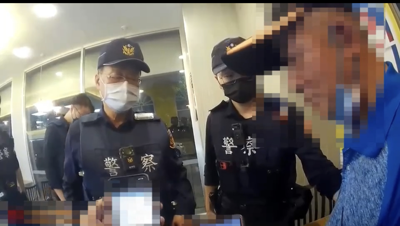 三峽警循線逮捕遭通緝之薛男。(記者徐煜勝翻攝)