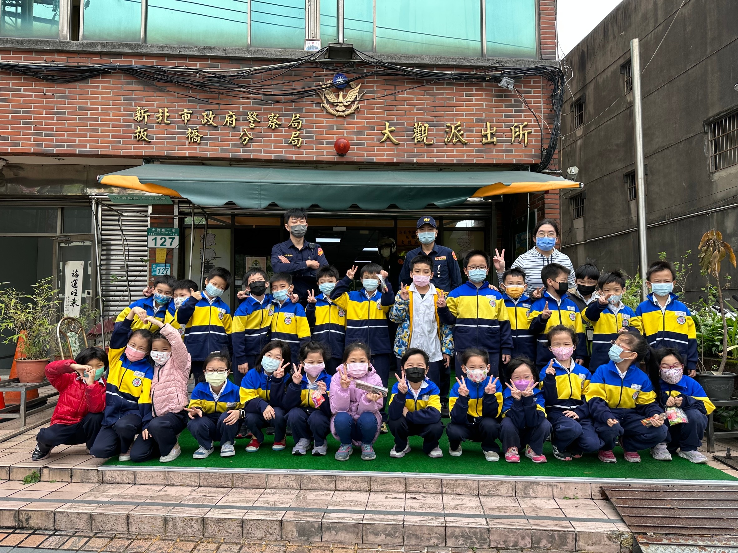 中山國小學童參訪板橋分局大觀所。(記者戴昱弘翻攝)