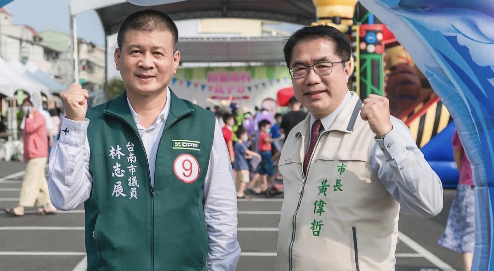 台南巿長黃偉哲(右)與台南巿議會民進黨團新任總召林志展(左)合影。(圖/林志展服務處)