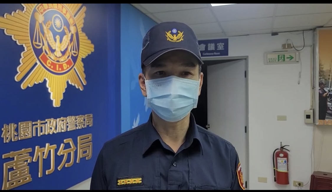 蘆竹分局副分局長江慶斌說明案情畫面。（記者楊國域翻攝）