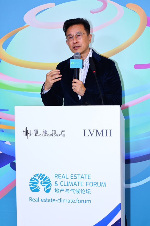 LVMH集團大中華區總裁吳越先生於上海舉行的地產與氣候論壇上歡迎革新領袖及其他參加者出席
