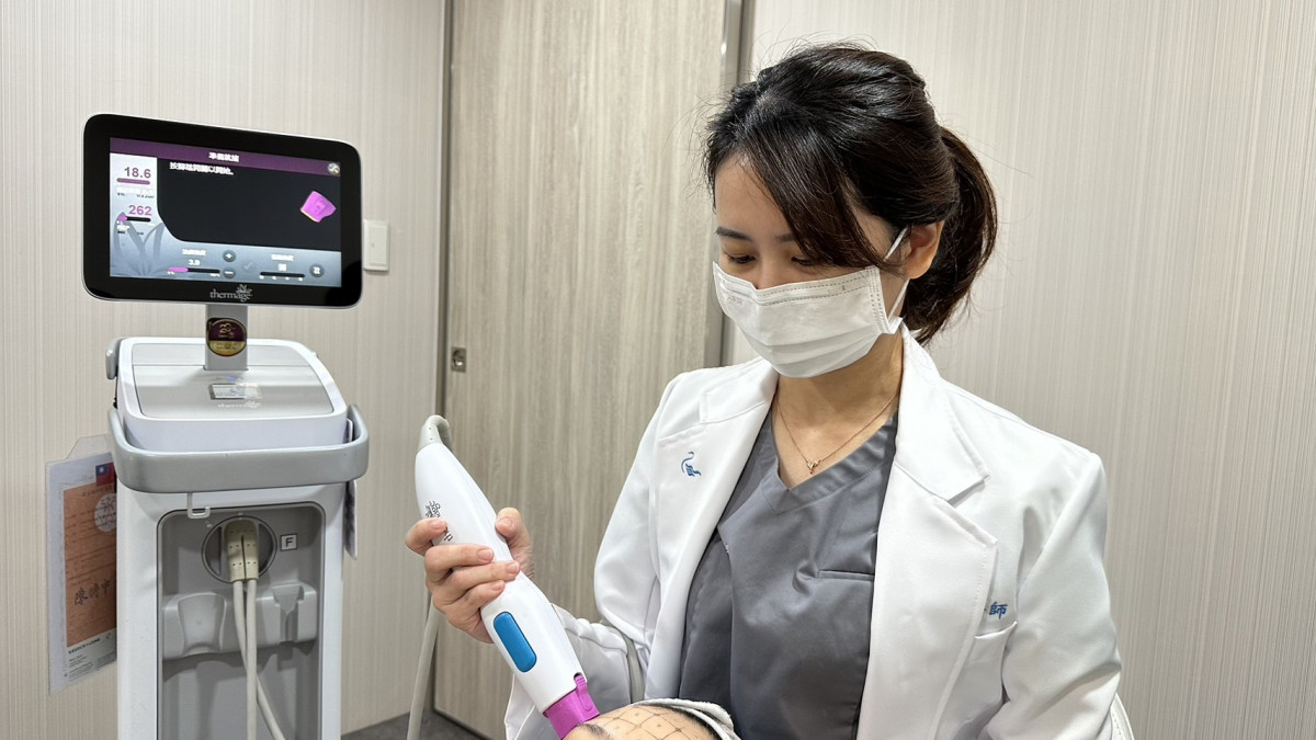 菲仕美整形外科吳婉卉醫師施打鳳凰電波中。