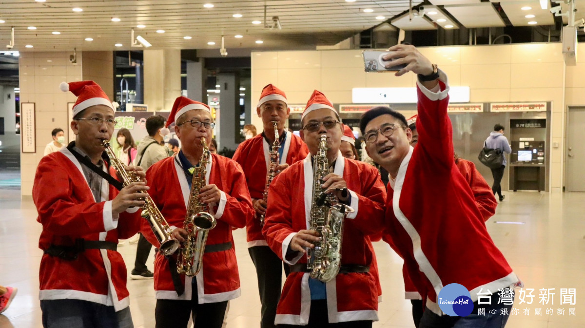 豐原火車站薩克斯風樂團吹奏《耶誕鈴聲》,吸引旅客目光。