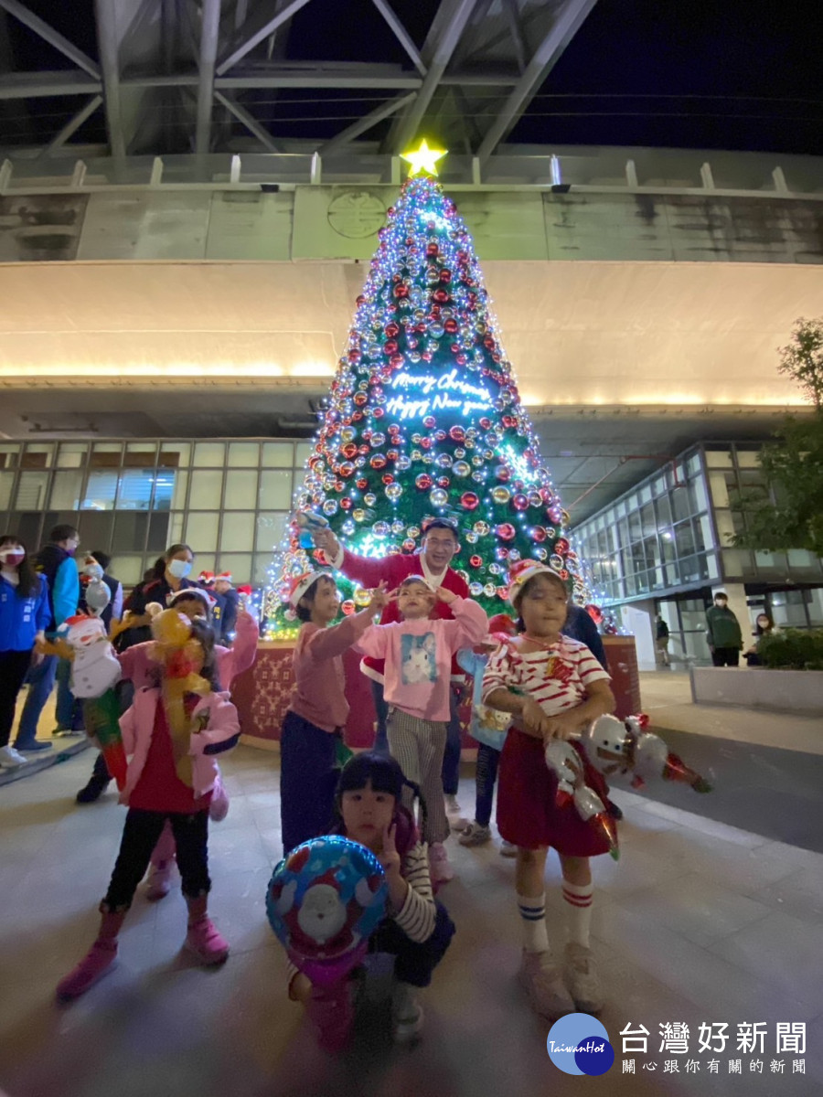 江啟臣裝扮成耶誕老人,開心與幼童互動。