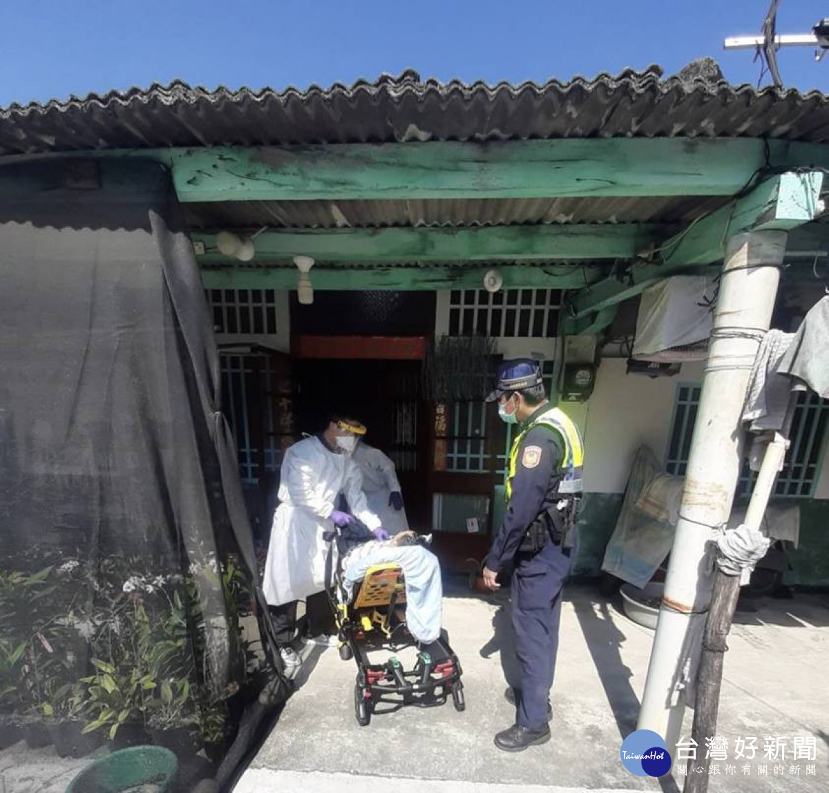 員警破門而入,及時搶救病危民眾/警方提供