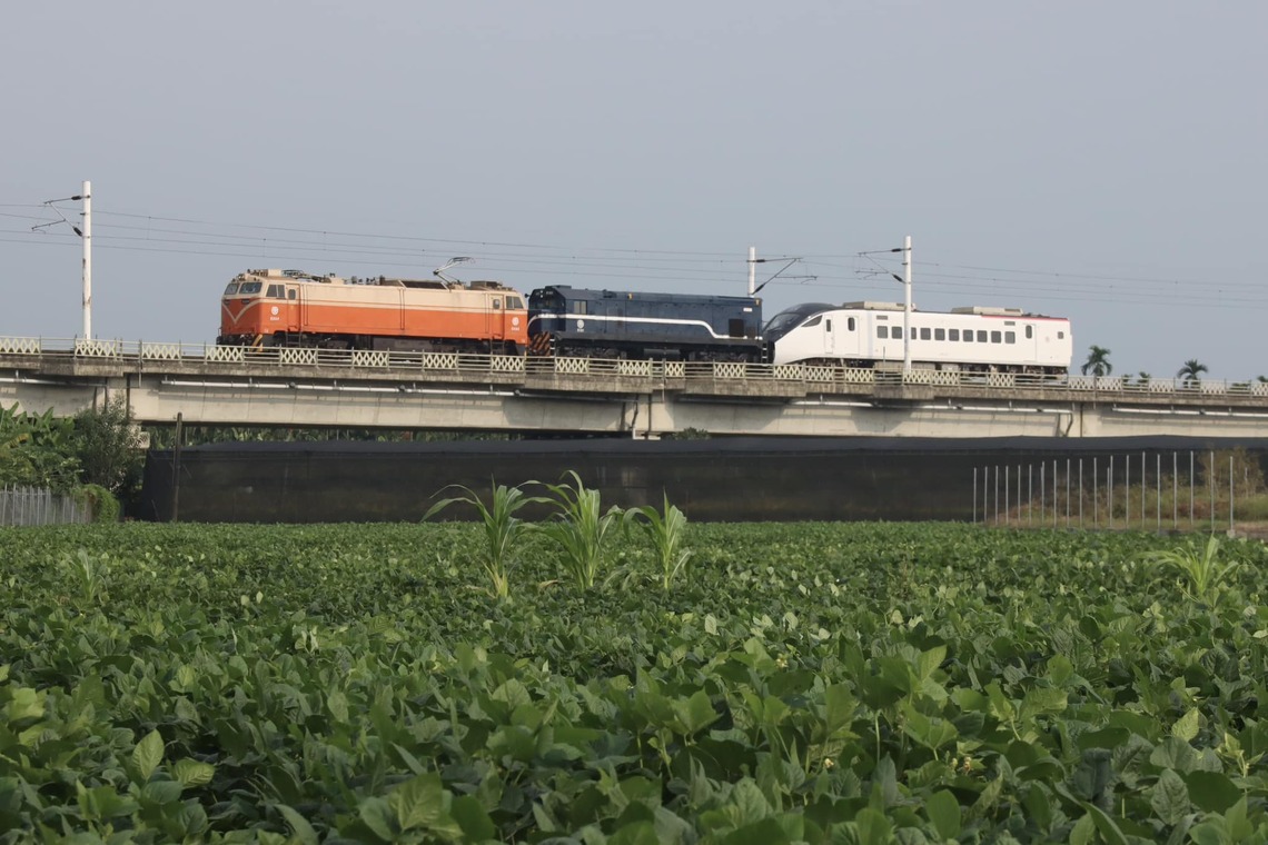 三輛不同火車機關車相連前進,罕見 /波新聞