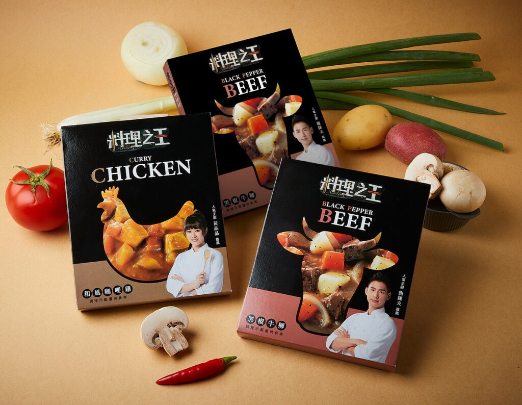 東森購物「料理之王」料理包兩種口味—黑椒牛柳與和風咖哩雞口味,正在全家便利商店熱賣,每盒3包,售價$199 。