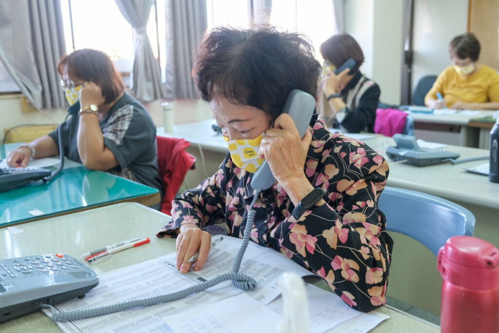 一群義務幫忙的美聲志工,透過撥打電話的方式,誠懇的向嘉義市民進行拜票