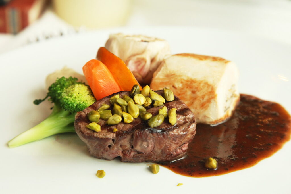 The Lounge 聖誕餐,主打「開心果煎牛菲力4oz及松露雞肉捲佐牛肝菌醬汁」,堅果香氣襯托牛