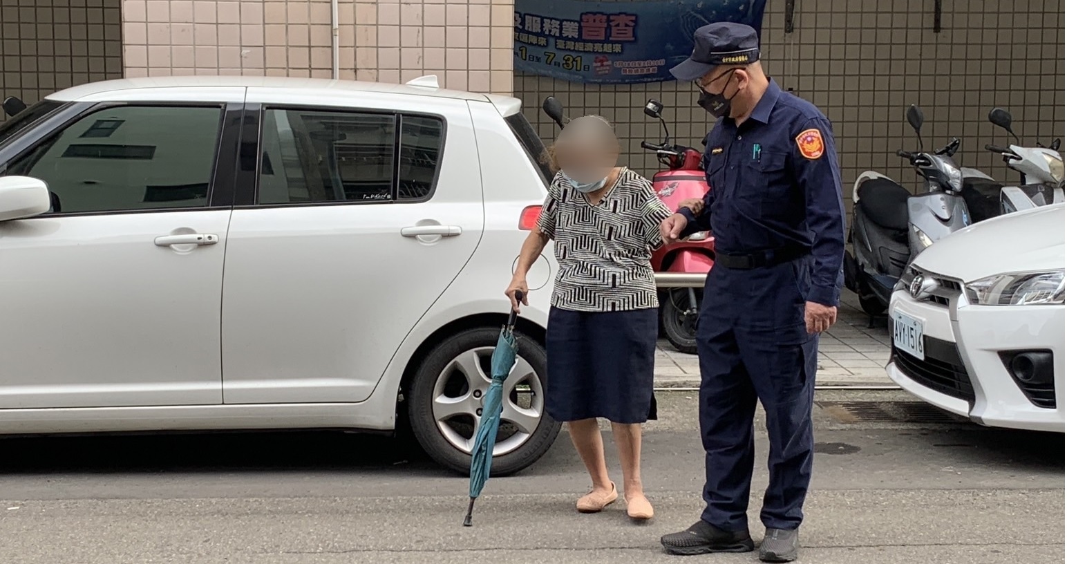 ▲立德所員警日前巡視投開票所時,注意到騎樓有名老婦人身體不適 (圖/台中市警察局 提供)