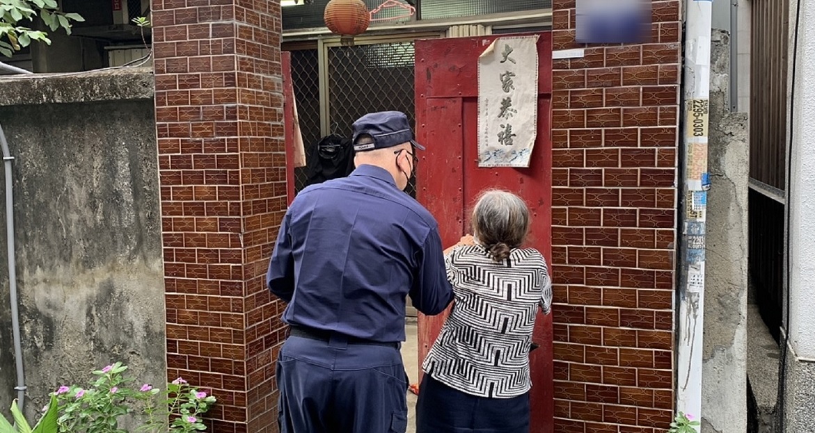 ▲員警以巡邏車將林姓婦人安全護送返家 (圖/台中市警察局 提供)