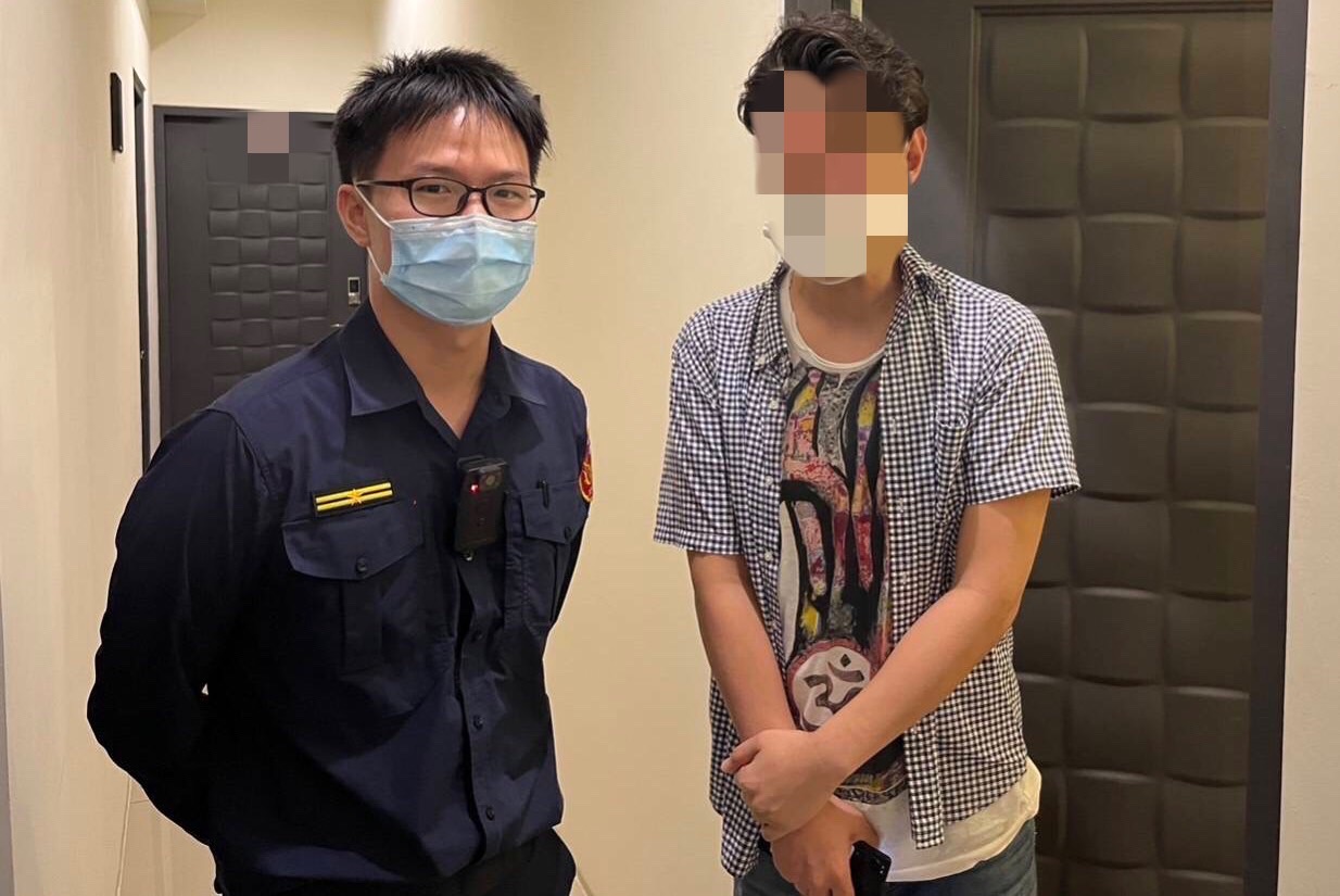▲日籍旅客投宿旅館,外出後卻發現房卡無法使用,急向警方求助 (圖/台中市警察局 提供)