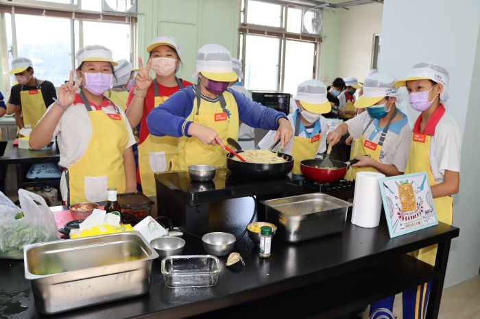 苗縣卓蘭國小中央廚房修建工程啟用 烹飪課程學童創意料理