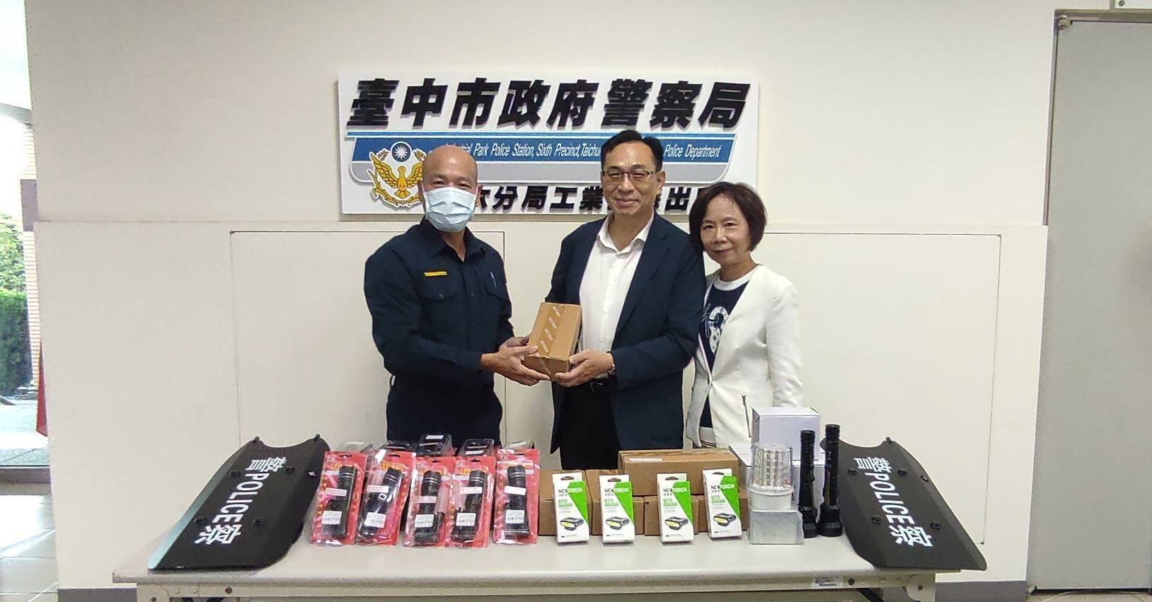 梧濟工業股份有限公司董事長張和明(中)為體恤員警辛勞,捐贈數項夜間執勤裝備,以強化員警執勤安全。(圖/記者謝榮浤翻攝)