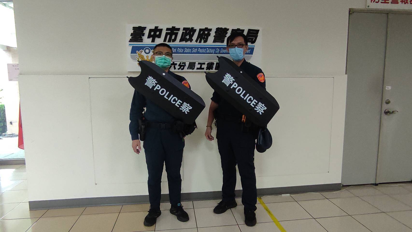 中市警六分局受贈LED手電筒及佩戴帽燈,將大幅增加夜間能見度及執勤安全。(圖/記者謝榮浤翻攝)
