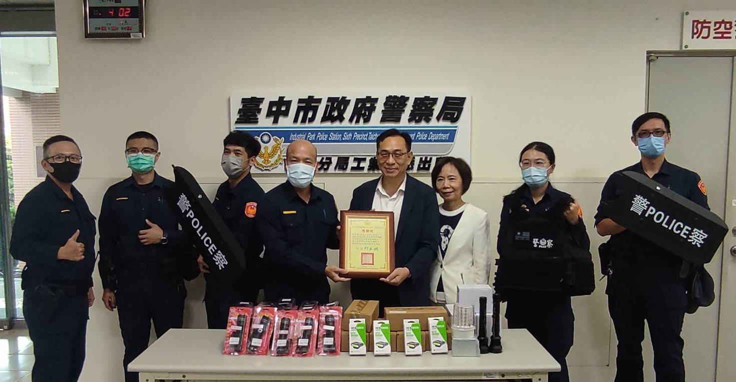 中市警六分局回贈梧濟工業股份有限公司董事長張和明(右4)感謝狀。(圖/記者謝榮浤翻攝)