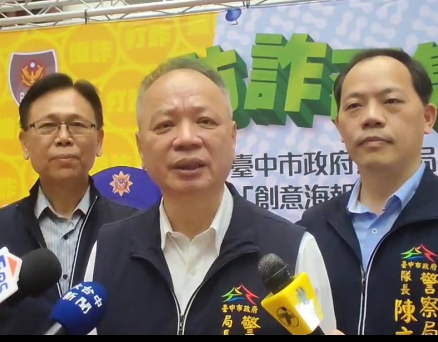 臺中市政府警察局蔡局長(中)鼓勵同仁多閱讀、學習及進修,以持續精進執勤及專業能力並體察民眾的需求,提升工作效能及服務品質。(圖/記者林㤈輝翻攝)