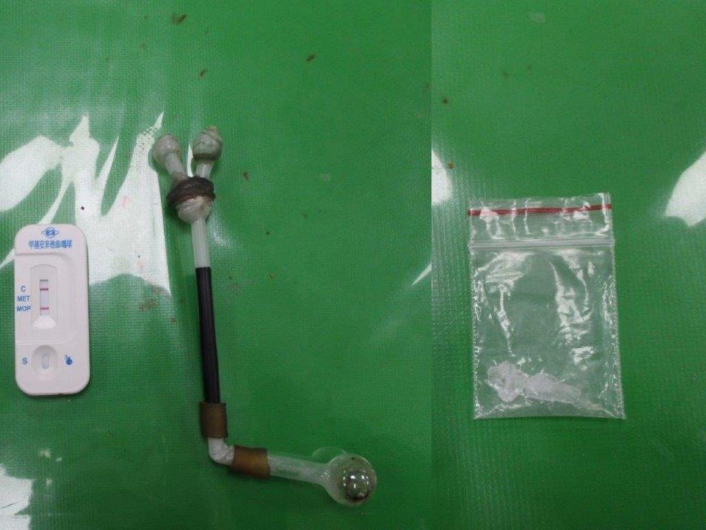 警方附帶搜索起獲第二級毒品安非他命1包及吸食器1組。(記者宋紹誠翻攝)