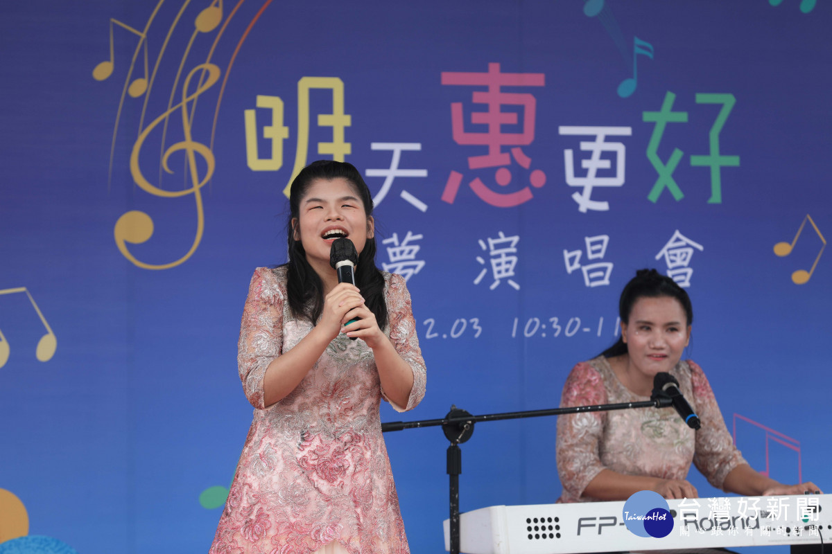雙眼全盲的許舒閔熱愛唱歌，新東陽公司及高公局為她舉辦演唱會圓夢。