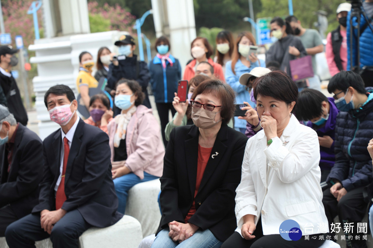 台中市長盧秀燕聆聽許舒閔演唱會,得知她多舛身世,忍不住拭淚。