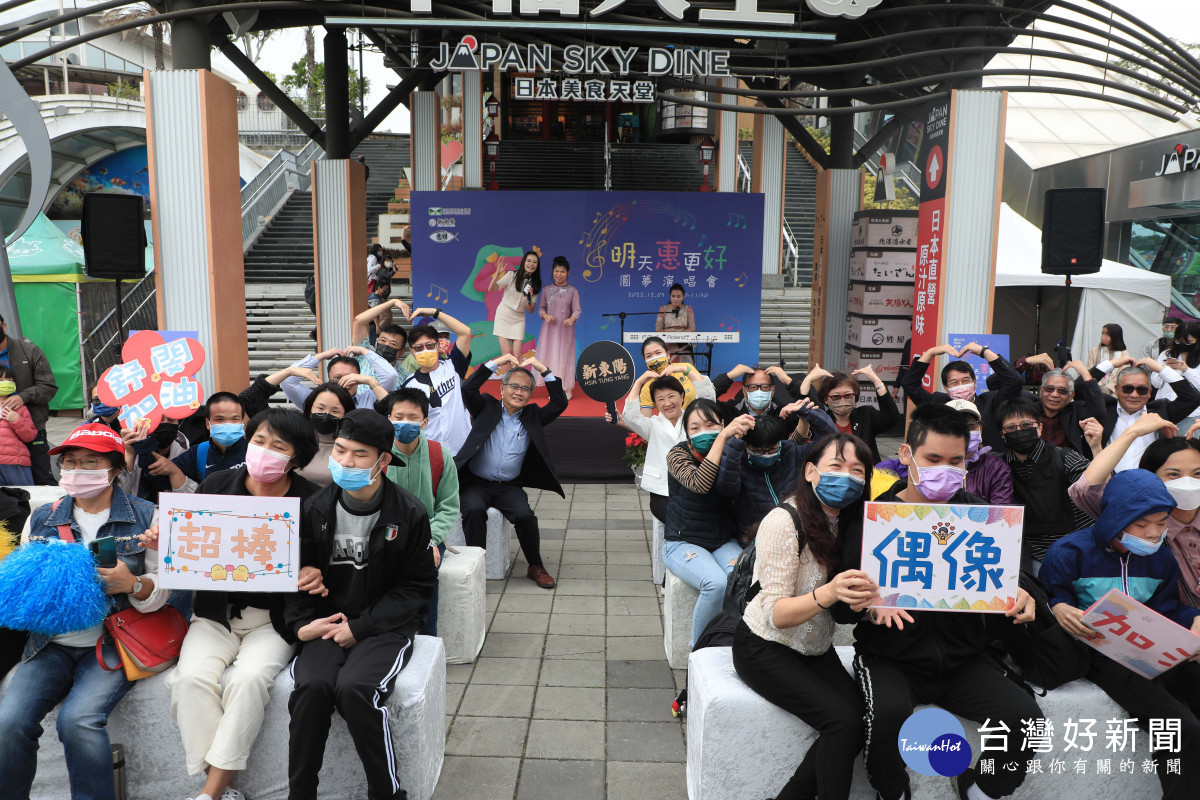 許舒閔父母、姊姊相繼離世,台中市長盧秀燕及惠明盲生當她的家人出席演唱會支持,場面溫馨。